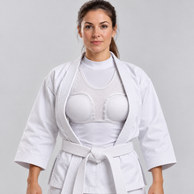 Laden Sie das Bild in den Galerie-Viewer, KI-generierte Trageansicht: Erwachsene Karateka mit sichtbarem Brustschutz unter dem Karate-Anzug
