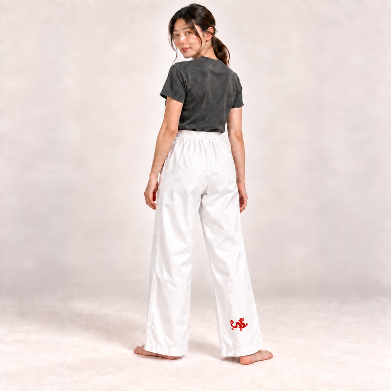 KI-generierte Rückansicht: Garyu Karate-Hose mit kleinem Original-Garyu-Drachen hinten unten