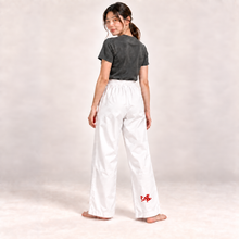 Laden Sie das Bild in den Galerie-Viewer, KI-generierte Rückansicht: Garyu Karate-Hose mit kleinem Original-Garyu-Drachen hinten unten