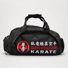Laden Sie das Bild in den Galerie-Viewer, Garyu Kyokushin Karate-Tasche / Rucksack – schwarze Tasche mit Logo, Studioansicht