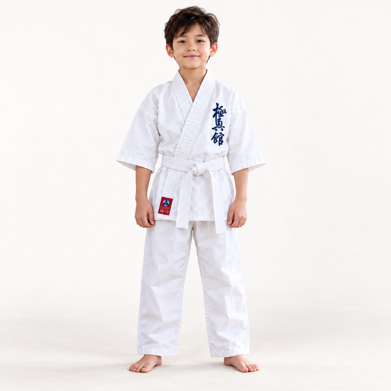 KI-generierte Studio-Trageansicht: Kind im Garyu Kyokushin-Kan Kinder-Karate-Gi