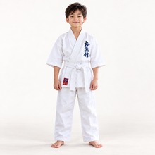 Load image into Gallery viewer, KI-generierte Studio-Trageansicht: Kind im Garyu Kyokushin-Kan Kinder-Karate-Gi