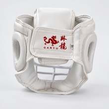 Load image into Gallery viewer, KI-bearbeitete Studioansicht: Garyu Karate-Kopfschutz hinten mit Garyu-Logo