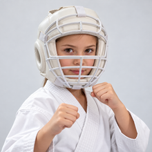 Load image into Gallery viewer, KI-generierte Trageansicht: Mädchen mit weissem Karate-Kopfschutz und weissem Gesichtsgitter