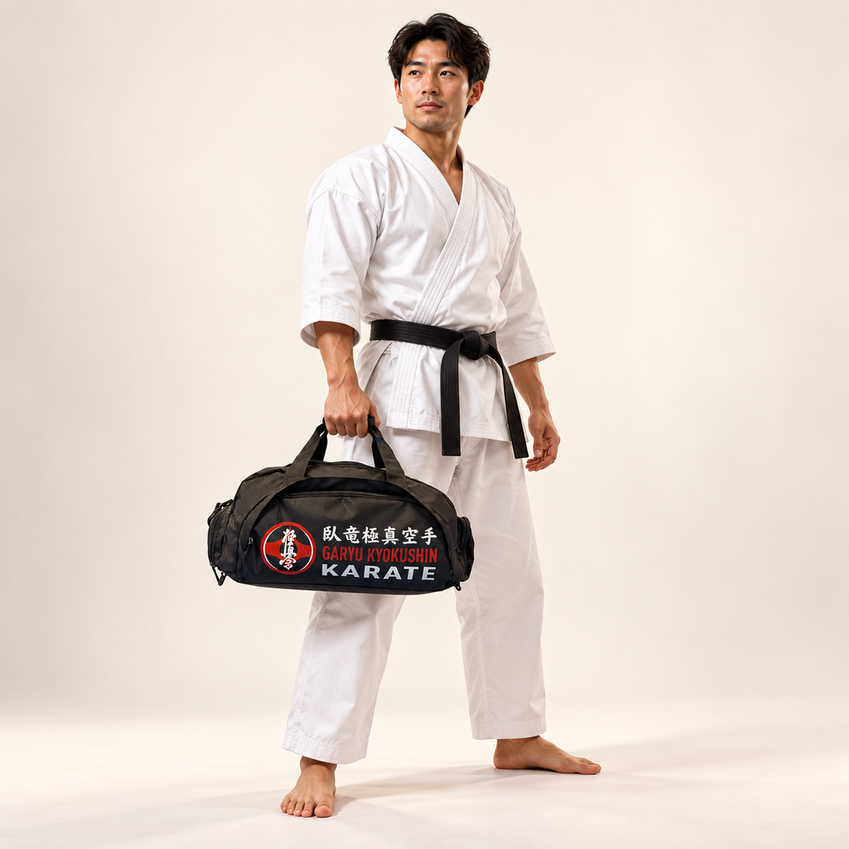 KI-generierte Produktansicht mit Person: Garyu Kyokushin Karate-Tasche / Rucksack